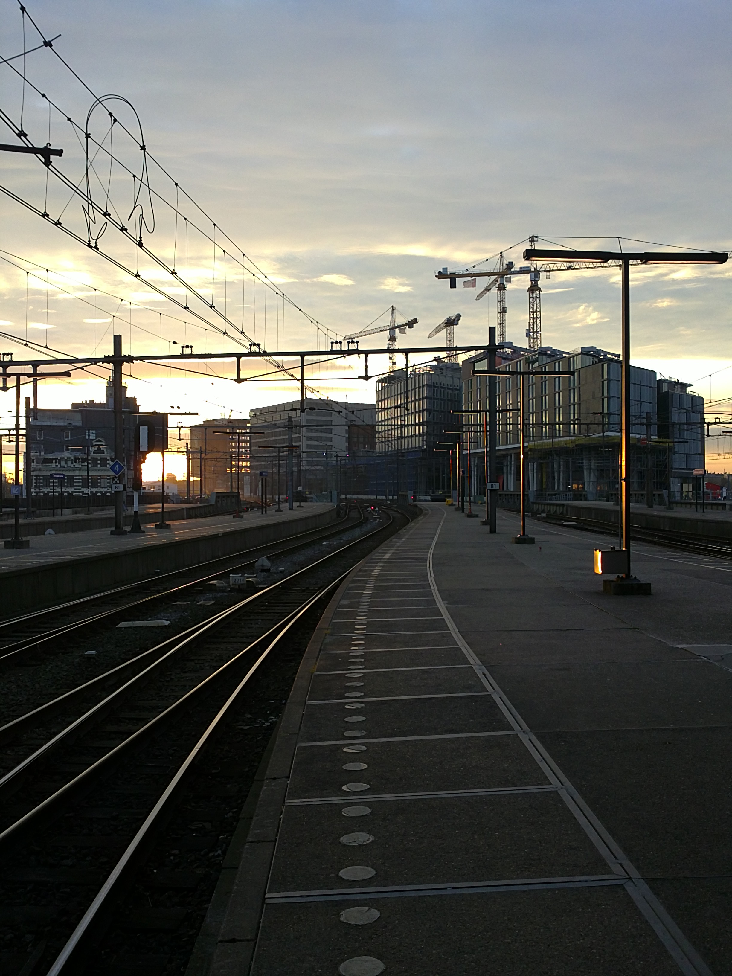 Perron 8b Amsterdam CS, opkomende zon (2010-10-18@08:28)