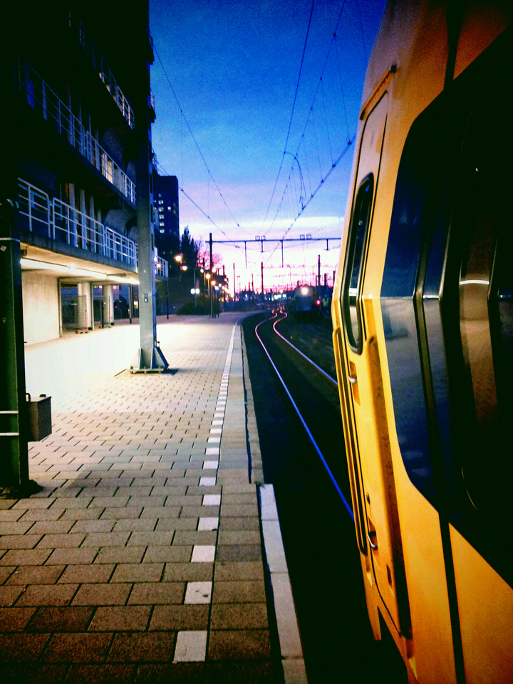 Zonsopkomst op Utrecht Centraal (11-10-27 @ 08:04u)
