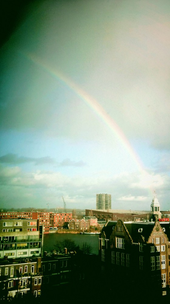 Mooie regenboog; de goudpot staat in het torentje van Lloyd Hotel - 2011-12-12 @ 13:22
