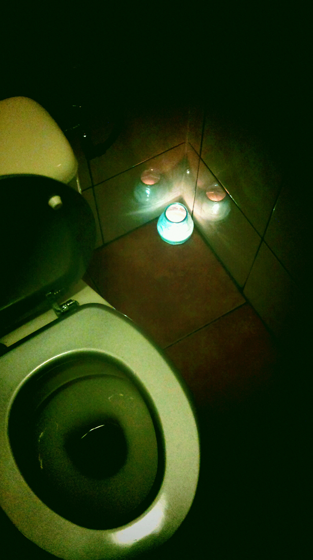 De toilet van De Kleine Baron tijdens Earth Hour @ 2012-03-31 20:16u